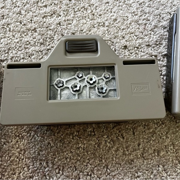 Stampin' Up! Paper Punch: Bow Builder Confetti Flowers Festive Flower Builder 3x - Picture 7 of 11